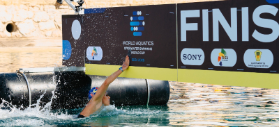 Ángela Martínez Guillén tocando el cartel de meta al ganar el oro