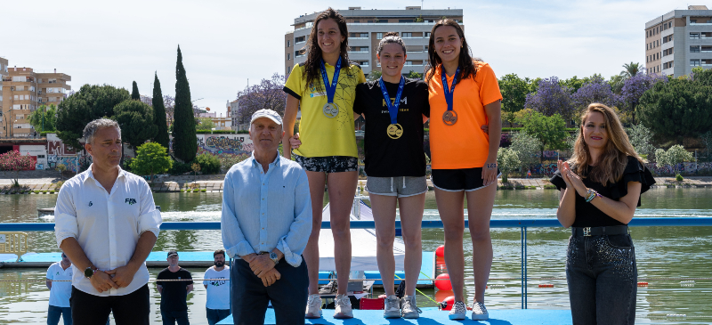 Ángela Martínez con su oro al cuello en 10 kilómetros