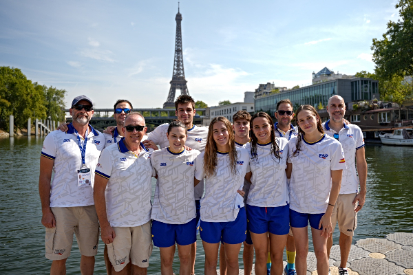 Ángela y Candela con el equipo nacional en París