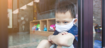 Niño hospitalizado con ansiedad.