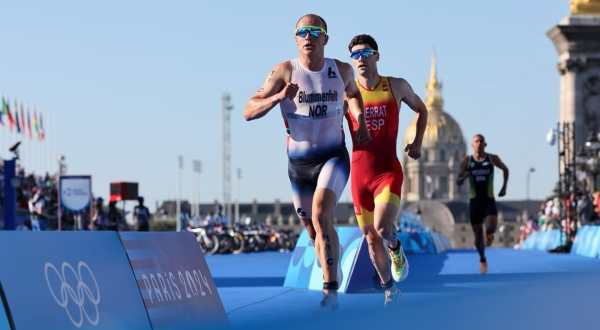 Antonio por el centro de París en la última de las pruebas de triatlón en las Olimpiadas 2024
