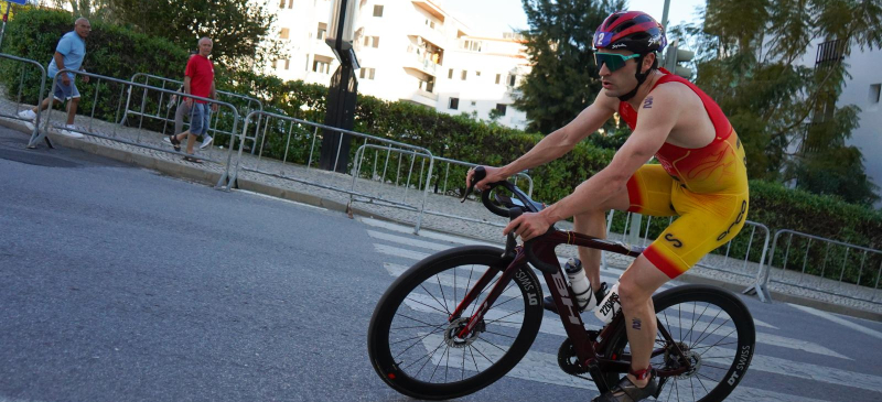 Antonio Serrat en una de las tres pruebas del triatlón