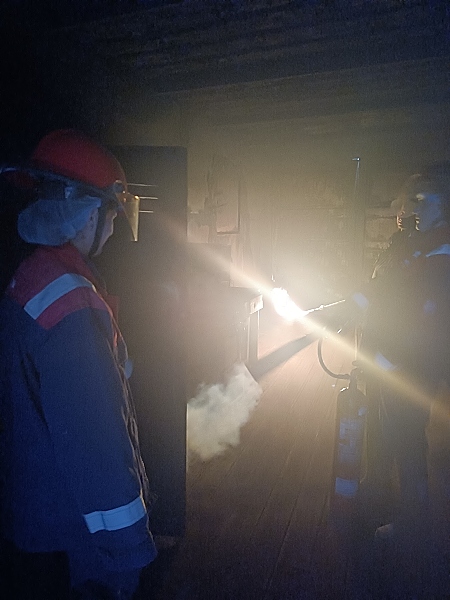 fuego en el interior de un contenedor