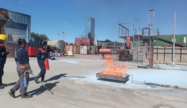 extinción de un fuego con extintor de polvo co2