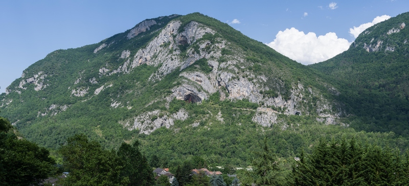 Cueva ubicada en una montaña