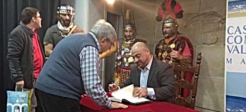El profesor Arturo Sánchez firmando uno de sus libros