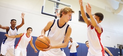 Equipo de baloncesto masculino jugando un partido