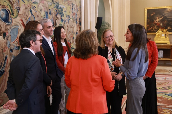 Los premiados conversando con la Reina Letizia.