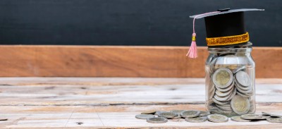 dinero sobre un tarro con el birrete