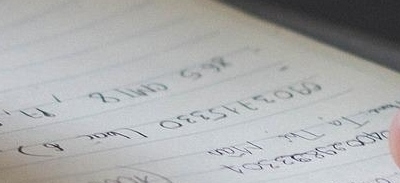 Estudiante tomando notas