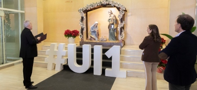 Mario Izeta, arzobispo de Burgos bendice el portal de Belén de la Universidad Isabel I