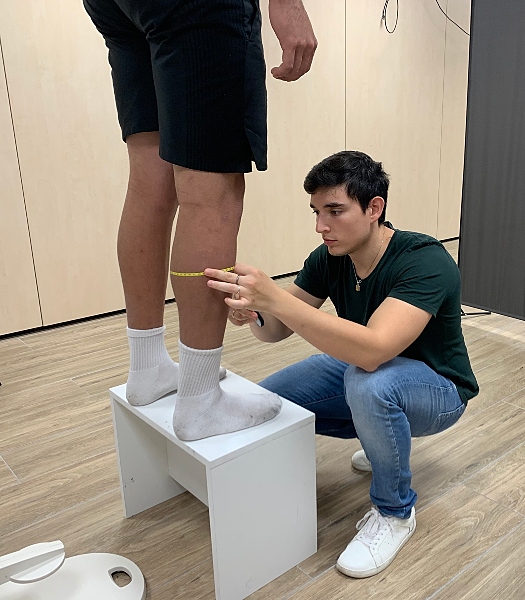 El profesor Anel Eduardo Recarey realizando una antropometría