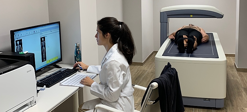 La profesora Blanca Couces realizando una absorciometría dual de rayos X (DXA)