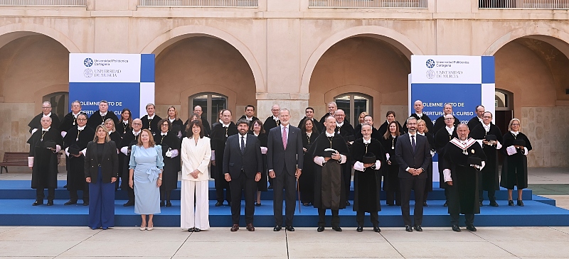 Foto de familia con los rectores de las universidades españolas