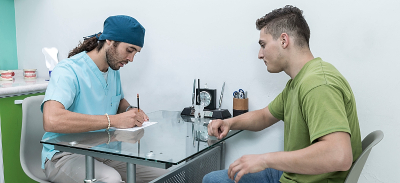 Médico y paciente en consulta