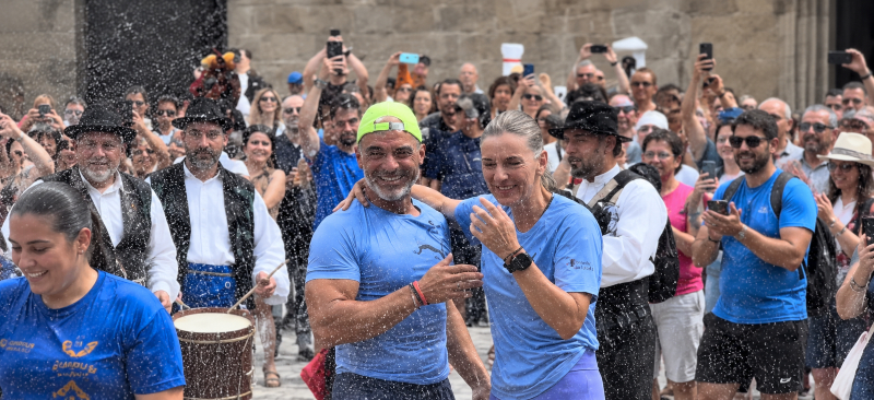 Jaime Dominguez es recibido en la Plaza del Obradoiro por su familia, autoridades y varios equipos de bomberos que abrieron las mangueras de sus vehículos para recibirle en una lluvia de agua.