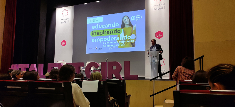 El rector en la inauguración de stem talent girl