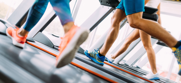 Caminar sobre una cinta en un gimnasio