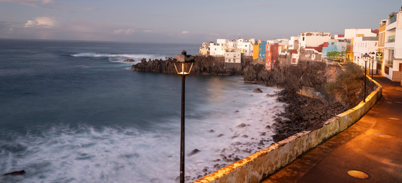 Pequeño puerto de pescadores en Punta Brava, Tenerife