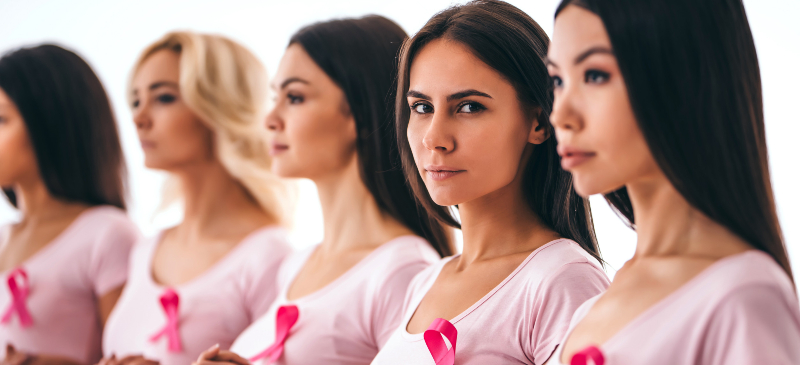 Mujeres con lazo rosa, símbolo del cáncer de mama.