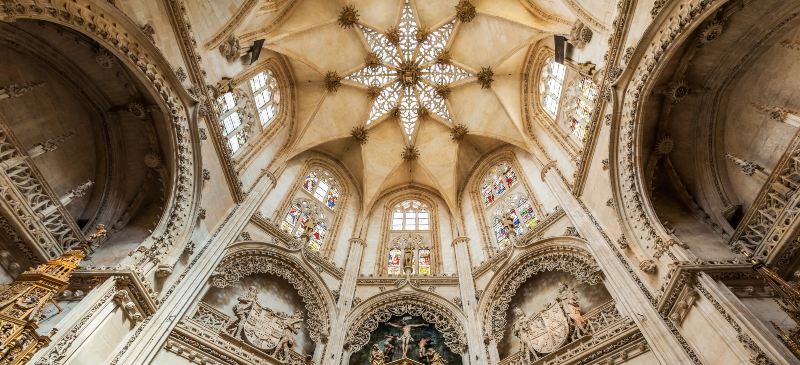Vidrieras y rosetón central de la Capilla de los Condestables en la Catedral de Burgos