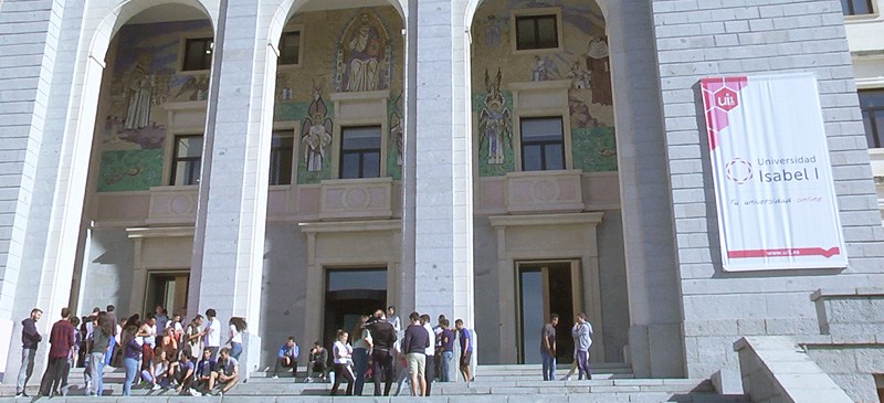 Fachada de la Universidad con alumnos