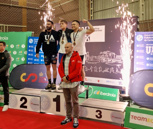 Carlos Chacón en el podium