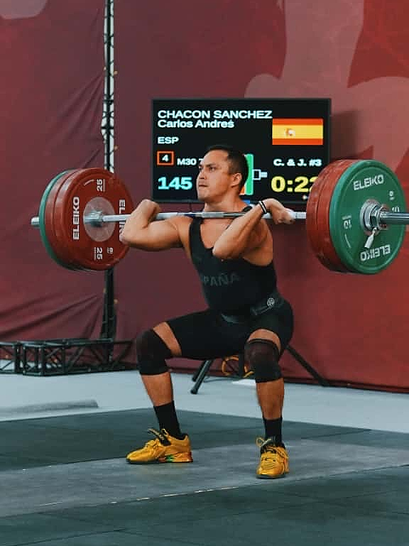 Carlos durante la prueba de levantamiento de peso