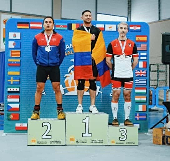 Carlos en el Podio con la plata al cuello