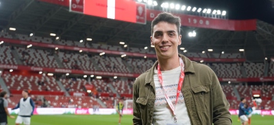 Carlos Sousa en el campo del Recreativo de Huelva