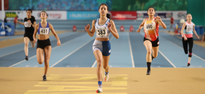 Carrera deportiva llegando a meta