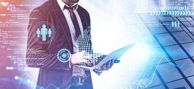 Hombre con su ordenador