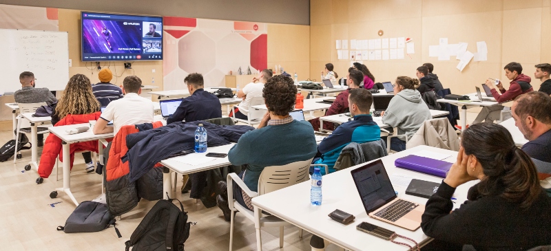 Alumnos de CAFD durante la charla de Adrià Casals