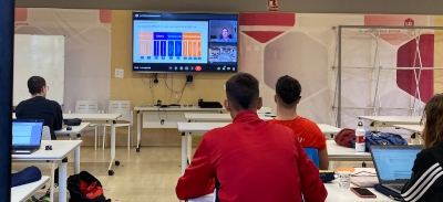 Alumnos de CAFD de la Universidad Isabel I atendiendo las indicaciones de los expertos