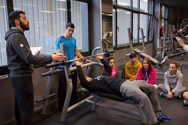Chicos en gimnasio