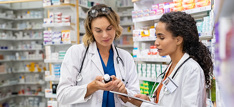 Farmacéutica y auxiliar de farmacia.
