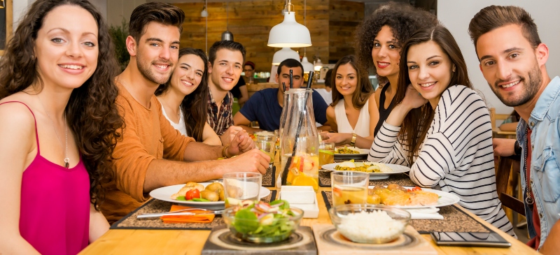Grupo de amigos comiendo sano en un restaurante