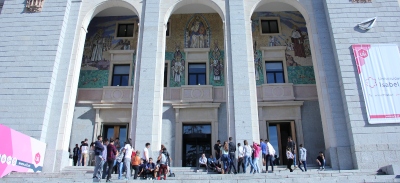 Alumnos en la entrada de la Universidad Isabel I