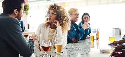 Grupo de personas en la barra de un bar