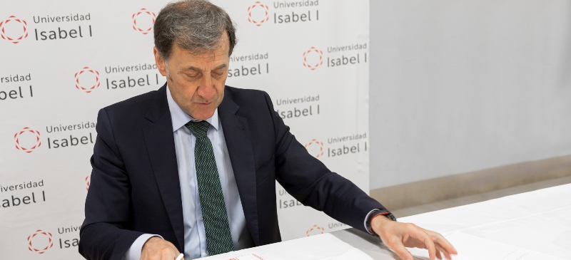 Alberto Gómez Barahona, rector de la Universidad Isabel I, firmando un convenio