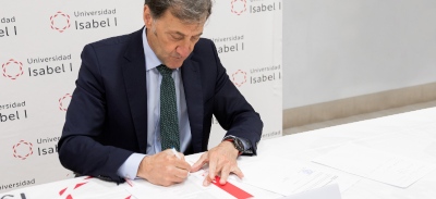 Rector firmando un convenio