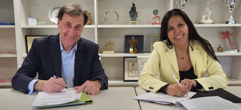 Firma del convenio entre Alberto Gómez Barahona y Verónica Adriana Palma Esteves.