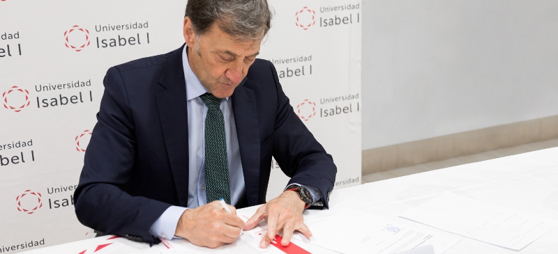 Alberto Gómez Barahona, rector de la Universidad Isabel I, firmando un convenio