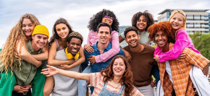 Grupo de jóvenes que promueven la diversidad.