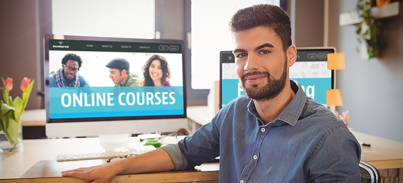 Estudiante frente a la pantalla de ordenador para seguir uno de los cursos de títulos propios de la Universidad Isabel I.