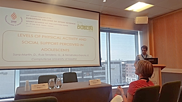 El profesor Daniel Sanz durante la exposición de su estudio sobre redes sociales