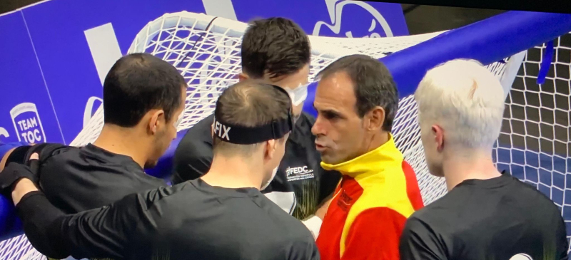 Daniel Palacín entrenador de goalball dando instrucciones al equipo masculino
