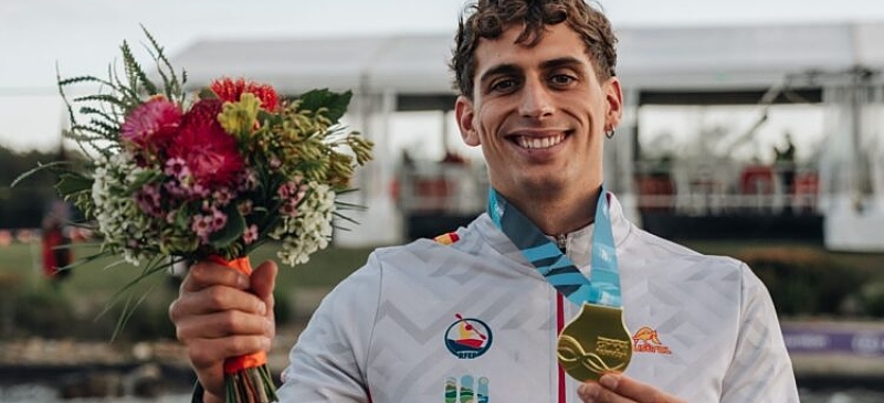 David Llorente muestra su presea de oro como campeón del mundo