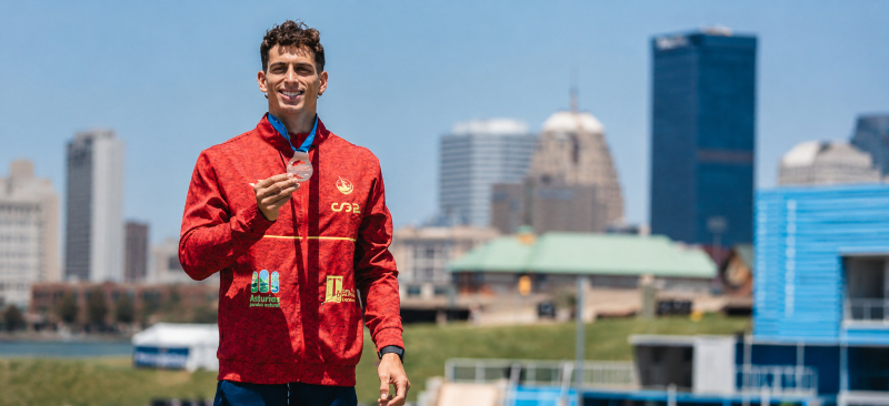 David Llorente muestra su medalla de bronce en el Campeonato del Mundo de Slalom en Oklahoma
