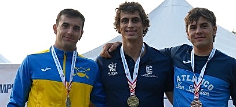 David Llorente con el oro, acompañado con los otros dos finalistas